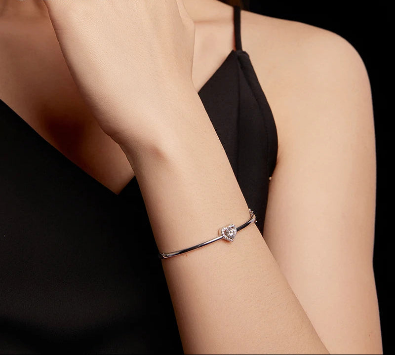 0.5CT Moissanite Hollow Heart Armband i 925 Silver