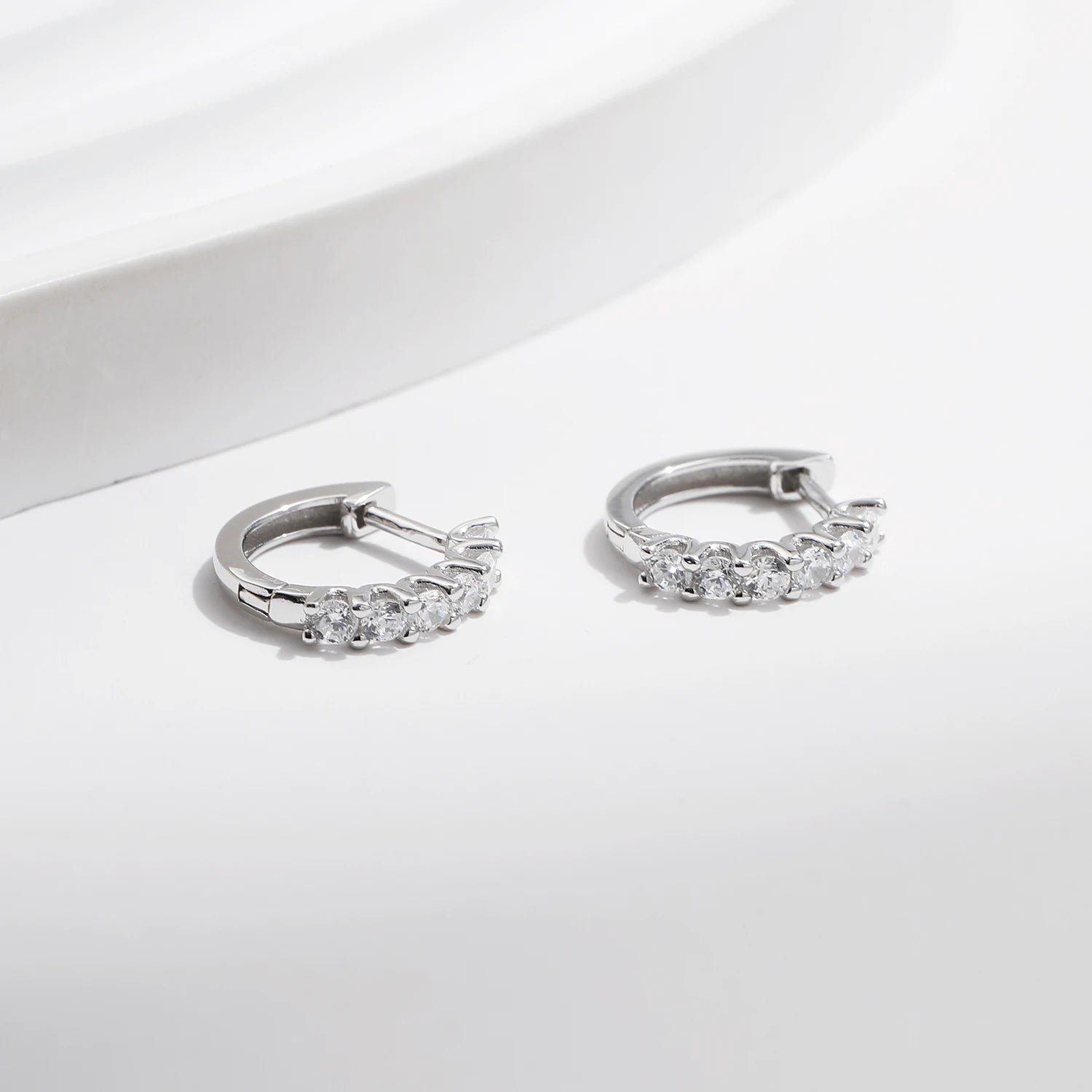 Små D Color Moissanite örhängen i 925 silver för kvinnor