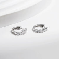 Små D Color Moissanite örhängen i 925 silver för kvinnor