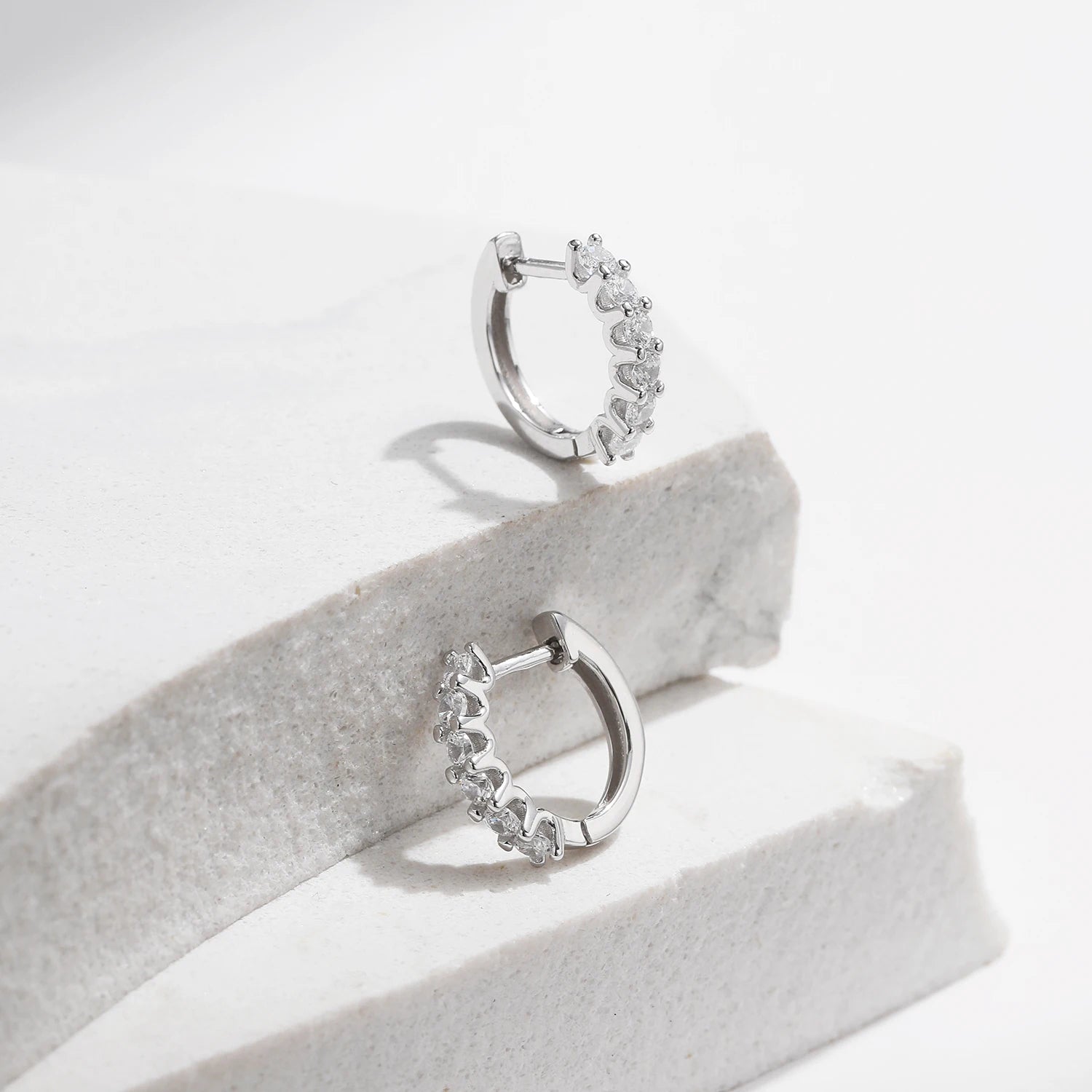 Små D Color Moissanite örhängen i 925 silver för kvinnor