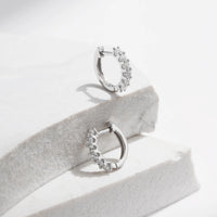 Små D Color Moissanite örhängen i 925 silver för kvinnor