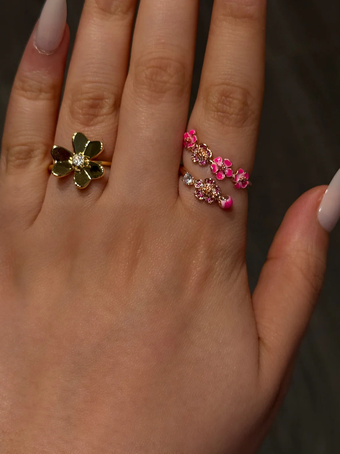 Delikat blommig ring med rosa och vit zirkon